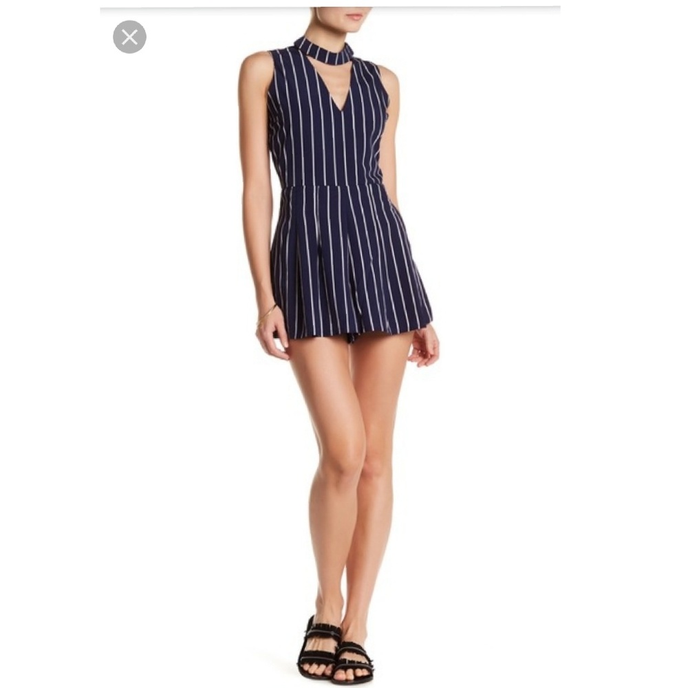 V-kneck Striped romper with choker